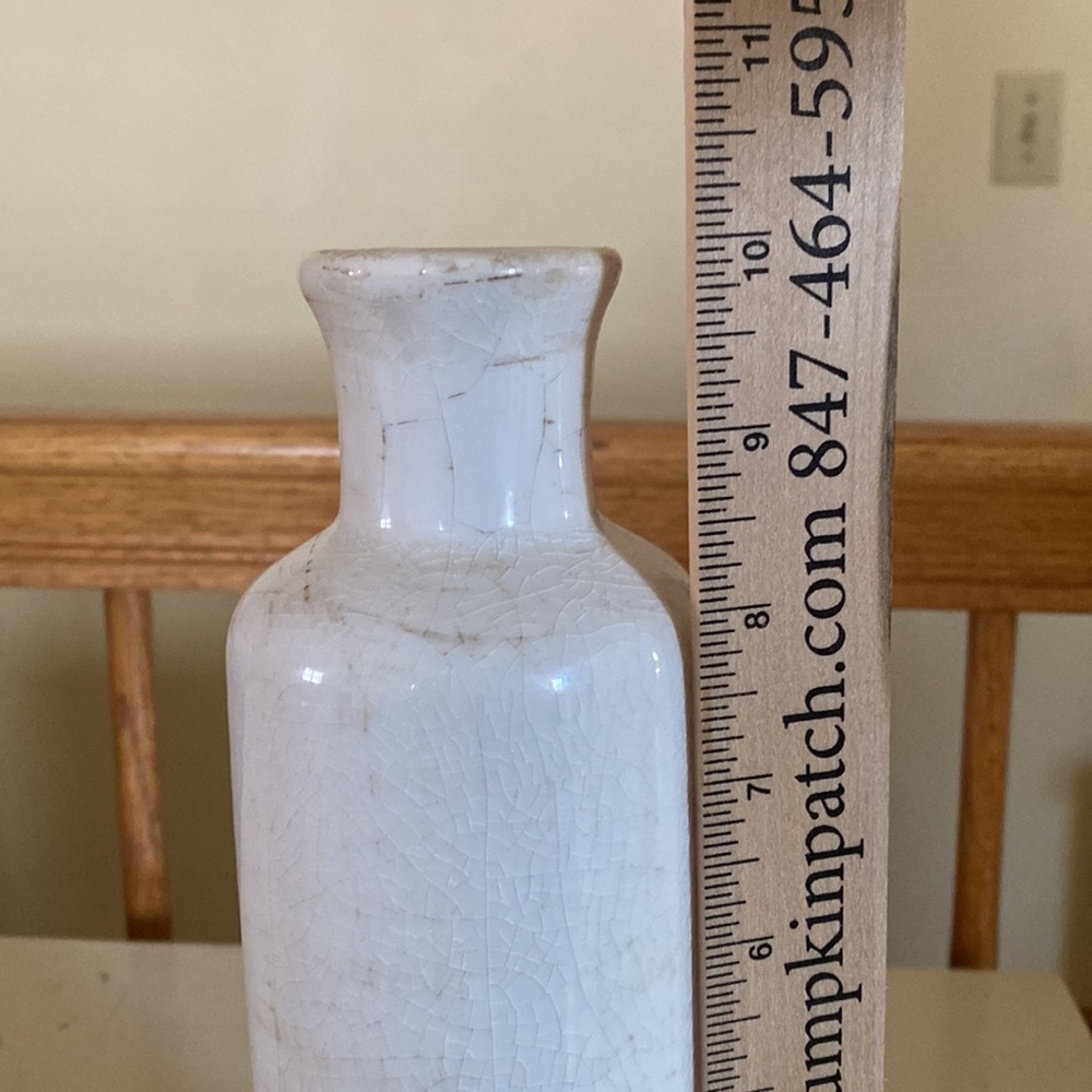 Elegant White Ceramic Vases - Picture 6 of 7